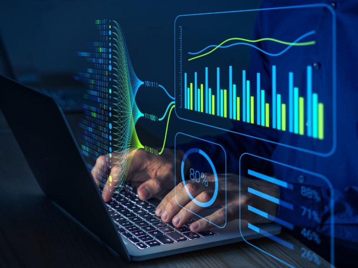 foto de um pessoa no computador