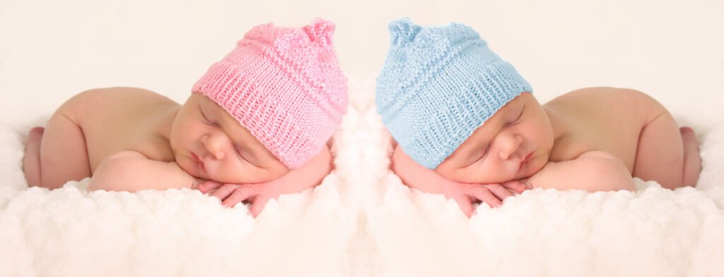 fotos de 2 bebes com boinas azul e rosa