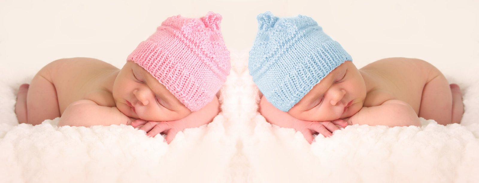 fotos de 2 bebes com boinas azul e rosa
