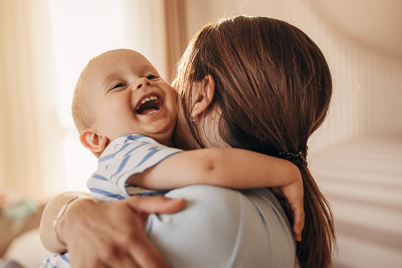 foto de uma mãe segurando o bebe