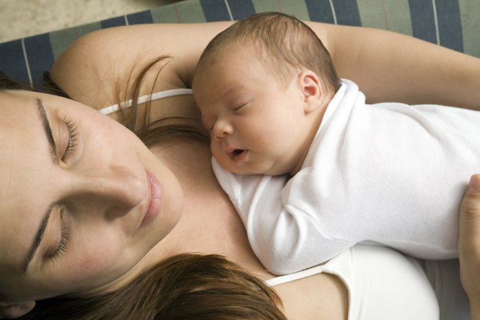 foto de uma mãe com o bebe no peito