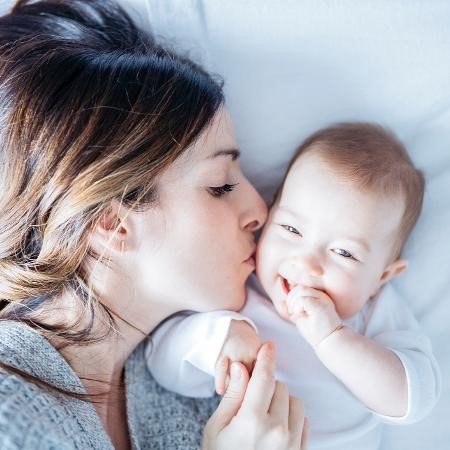 foto de uma mulher beijando o bebe