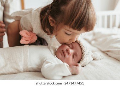 foto de uma criança beijando um bebe
