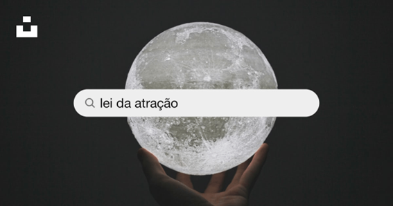 uma mão segurando um globo