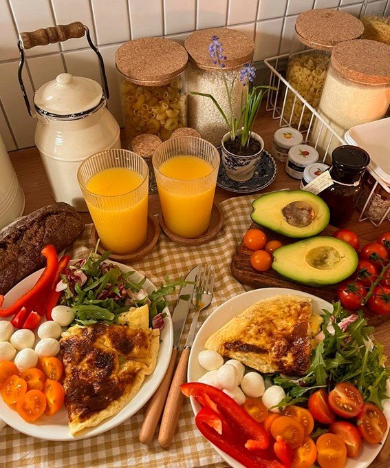 uma mesa com pratos deliciosos